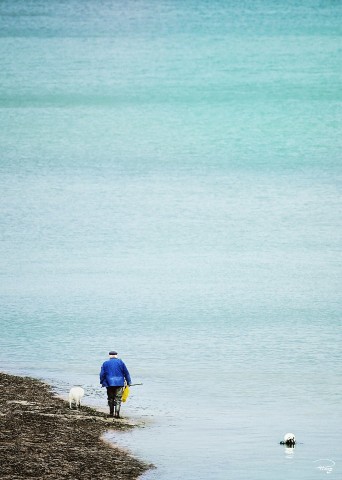 Photo Man and his dog par Philip Plisson