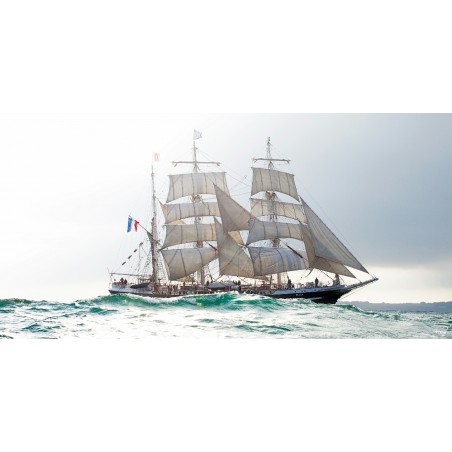 Le trois-mâts barque Belem dans la houle