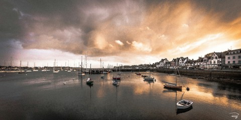 Photo Lumière sur le port de la Trinité-sur-Mer, Morbihan par Philip Plisson