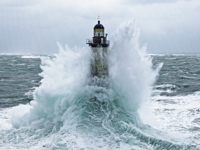 Le phare d'Ar Men sous les vagues, Bretagne Photo Le phare d'Ar Men sous les vagues, Bretagne par Philip Plisson