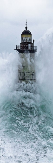 Le phare d'Ar Men sous les vagues, Bretagne Photo Le phare d'Ar Men sous les vagues, Bretagne par Philip Plisson