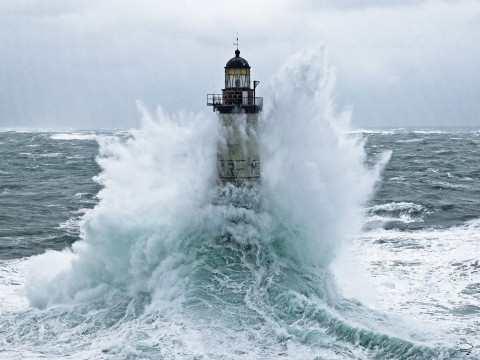 Photo Le phare d'Ar Men sous les vagues, Bretagne par Philip Plisson