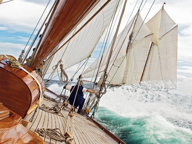 Photo A bord de Mariquita, classique yacht par Philip Plisson