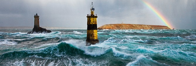 Photo Tempête sur la Pointe du Raz et le phare de la Vieille par Philip Plisson