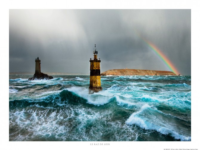 Tempête sur la Pointe du Raz et le phare de la Vieille Photo Tempête sur la Pointe du Raz et le phare de la Vieille par Philip Plisson