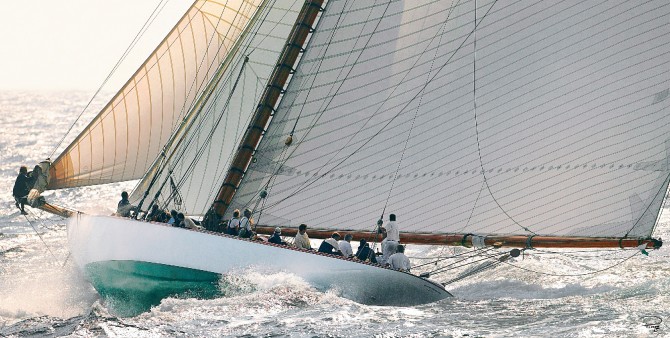 Photo Mariquita, classique yacht au près par Philip Plisson