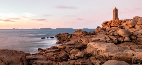 Photo Le phare de Men Ruz, Côte de Granit Rose, Côtes d'Armor par Philip Plisson