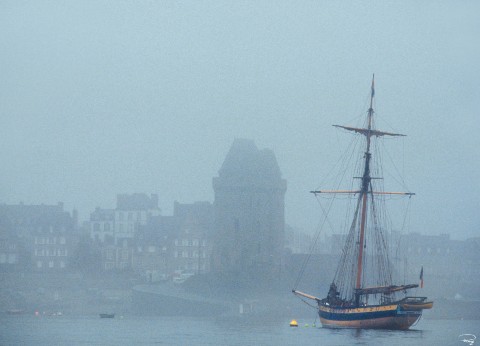 Photo Le Renard in front of Saint-Malo par Philip Plisson