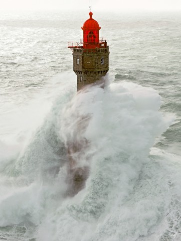 Photo Tempête sur le phare de la Jument, Ouessant, Bretagne par Philip Plisson
