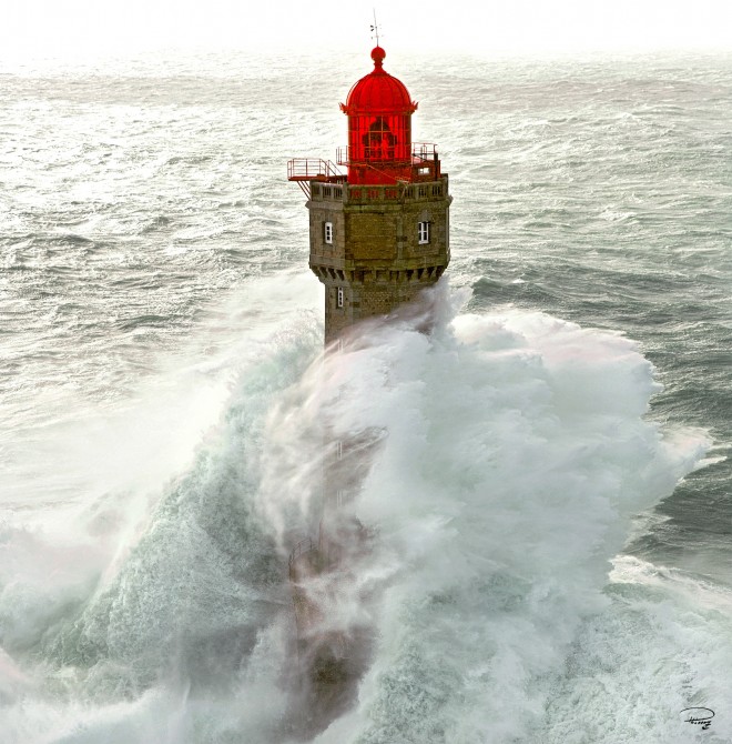 Tempête sur le phare de la Jument, Ouessant, Bretagne Photo Tempête sur le phare de la Jument, Ouessant, Bretagne par Philip Plisson