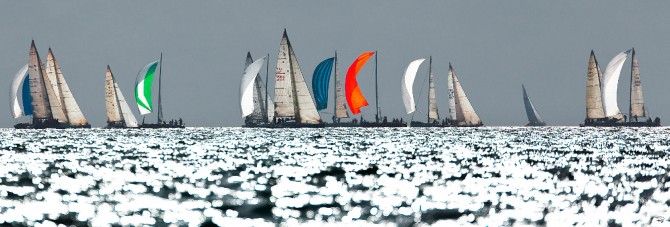 Régate sous spi en baie de Quiberon Photo Régate sous spi en baie de Quiberon par Philip Plisson