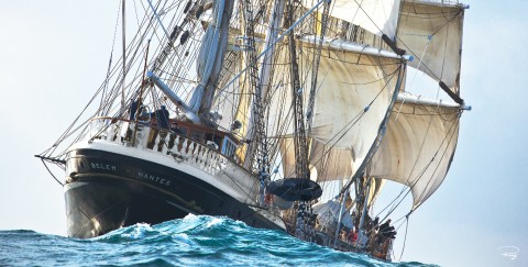 Photo Le Belem dans la houle au grand largue par Philip Plisson