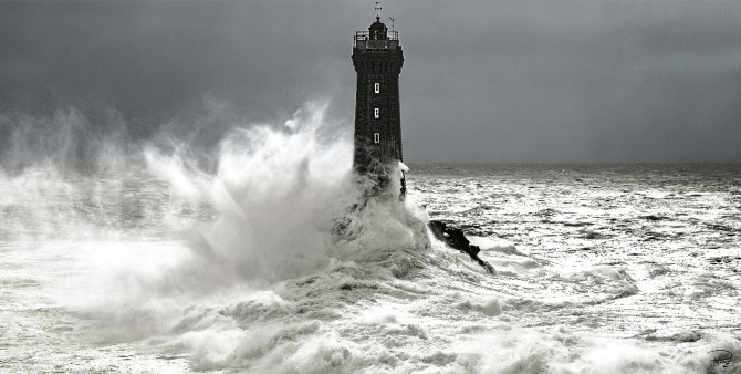 Photo Le phare de la Vieille, mer d'Iroise par Philip Plisson