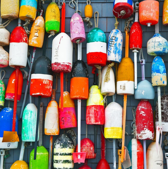 Photo Bouées de pêche, flotteurs multicolores par Philip Plisson
