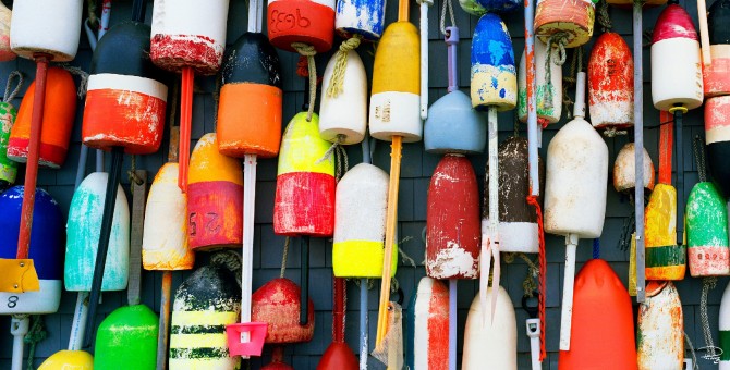 Photo Bouées de pêche, flotteurs multicolores par Philip Plisson