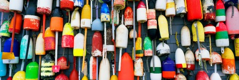 Photo Bouées de pêche, flotteurs multicolores par Philip Plisson