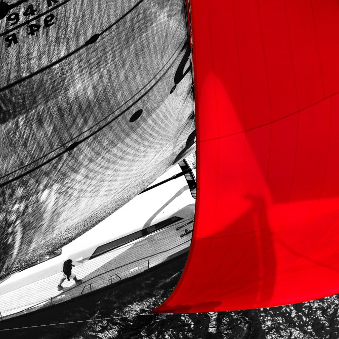 Photo Voilier en régate sous spi rouge par Guillaume Plisson