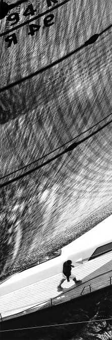 Photo Voilier en régate sous spi rouge par Guillaume Plisson