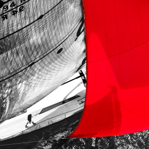 Photo Sailboat in regatta under red spinnaker par Guillaume Plisson