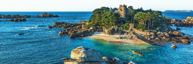 Le château de Costaérès, Côte de Granit Rose, Bretagne Photo Le château de Costaérès, Côte de Granit Rose, Bretagne par Philip Plisson