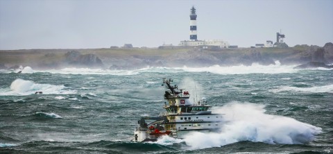 Photo Le remorqueur Abeille bourbon devant Ouessant par Philip Plisson