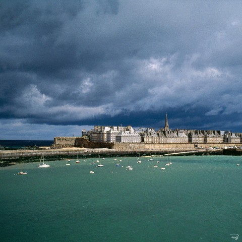Photo Lumière de grain sur Saint-Malo par Philip Plisson