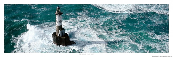 Le phare d'Ar Men au large de l'île de Sein Photo Le phare d'Ar Men au large de l'île de Sein par Philip Plisson