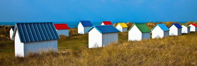 Photo Cabanons à Gouville-sur-Mer, Normandie par Philip Plisson