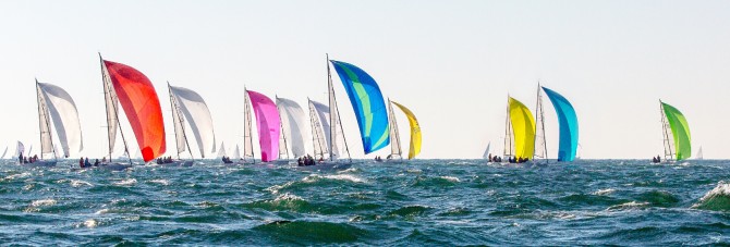 Photo Descente sous spi, voiliers en régate par Philip Plisson