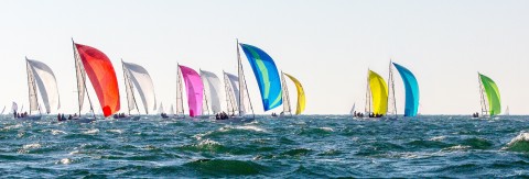 Photo Descente sous spi, voiliers en régate par Philip Plisson