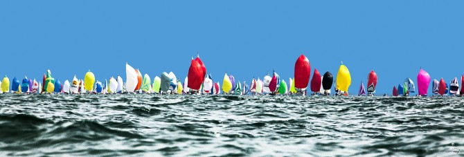 Voiliers sous spi en baie de Quiberon Photo Voiliers sous spi en baie de Quiberon par Philip Plisson