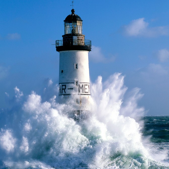 Photo Le phare d'Ar Men sous l'assaut des vagues par Guillaume Plisson