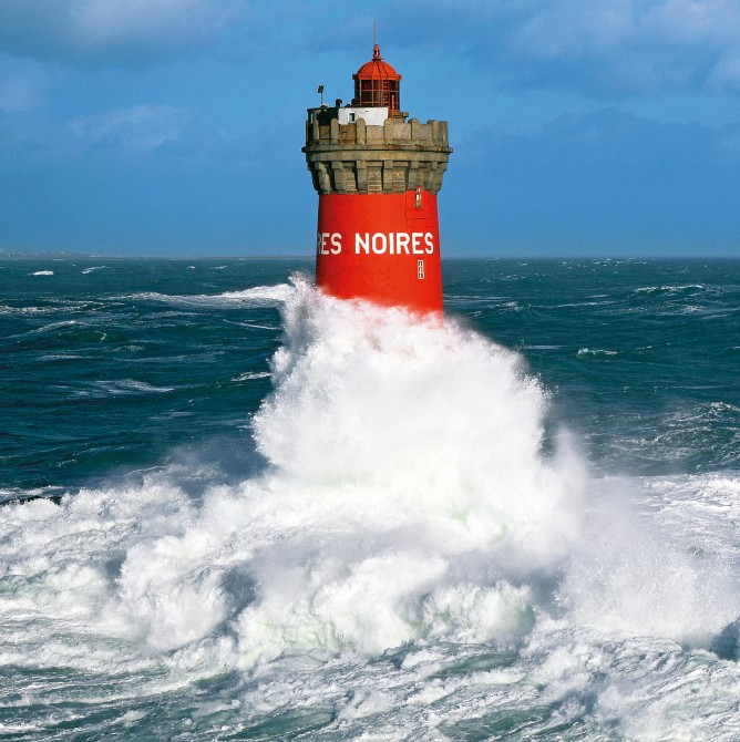 Le phare des Pierres Noires au large de la Pointe Saint-Mathieu Photo Le phare des Pierres Noires au large de la Pointe Saint-Mathieu par Guillaume Plisson