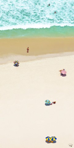 Photo Alone on the beach of Copacabana par Philip Plisson