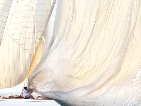 Photo Mainsail down on a classic yacht par Philip Plisson