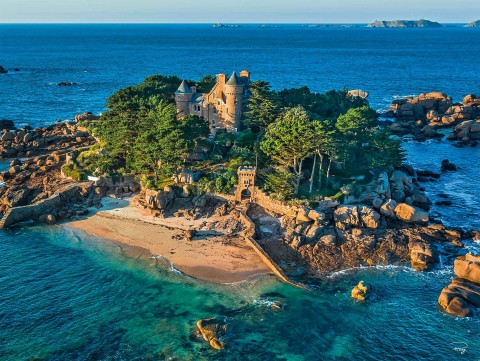 Photo The Costaérès castel, Côte de Granit Rose, Brittany par Philip Plisson