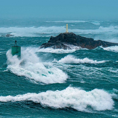 Photo Tempête Ciara, bouée de chenal en face de Portsall par Philip Plisson