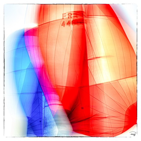 Photo Spi 2022 - Temps de pose en rouge et bleu par Philip Plisson