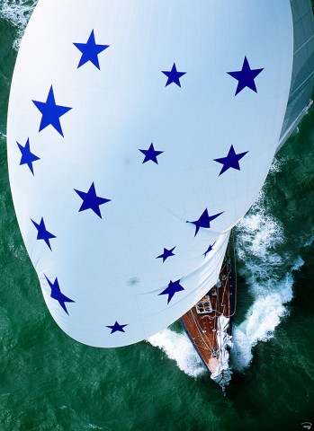 Photo Endeavour under spinnaker par Philip Plisson