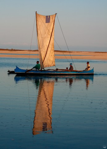 Photo Reflet de voile de boutre - Madagascar par Philip Plisson