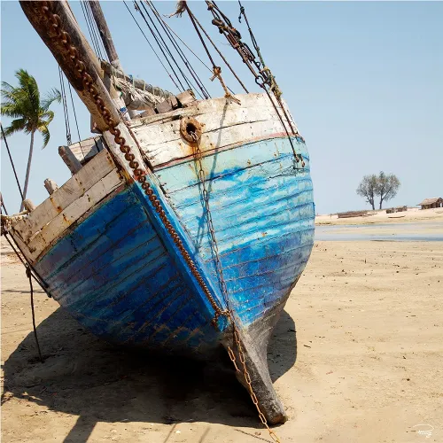 Photo on canvas - Madagascar - Boat on the beach