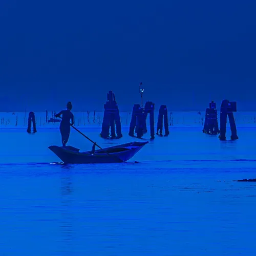 Art print photo - Young girl on a gondola in Venice Lagoon - Philip Plisson