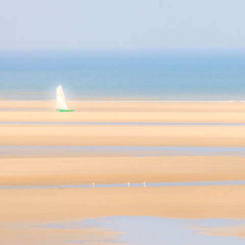 Photo The beach buggy alone on the beach plays with the wind par Philip Plisson