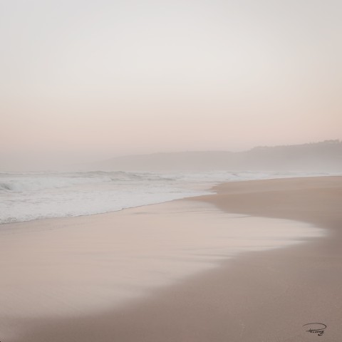 Photo Le jour se lève sur la plage en Bretagne par Philip Plisson